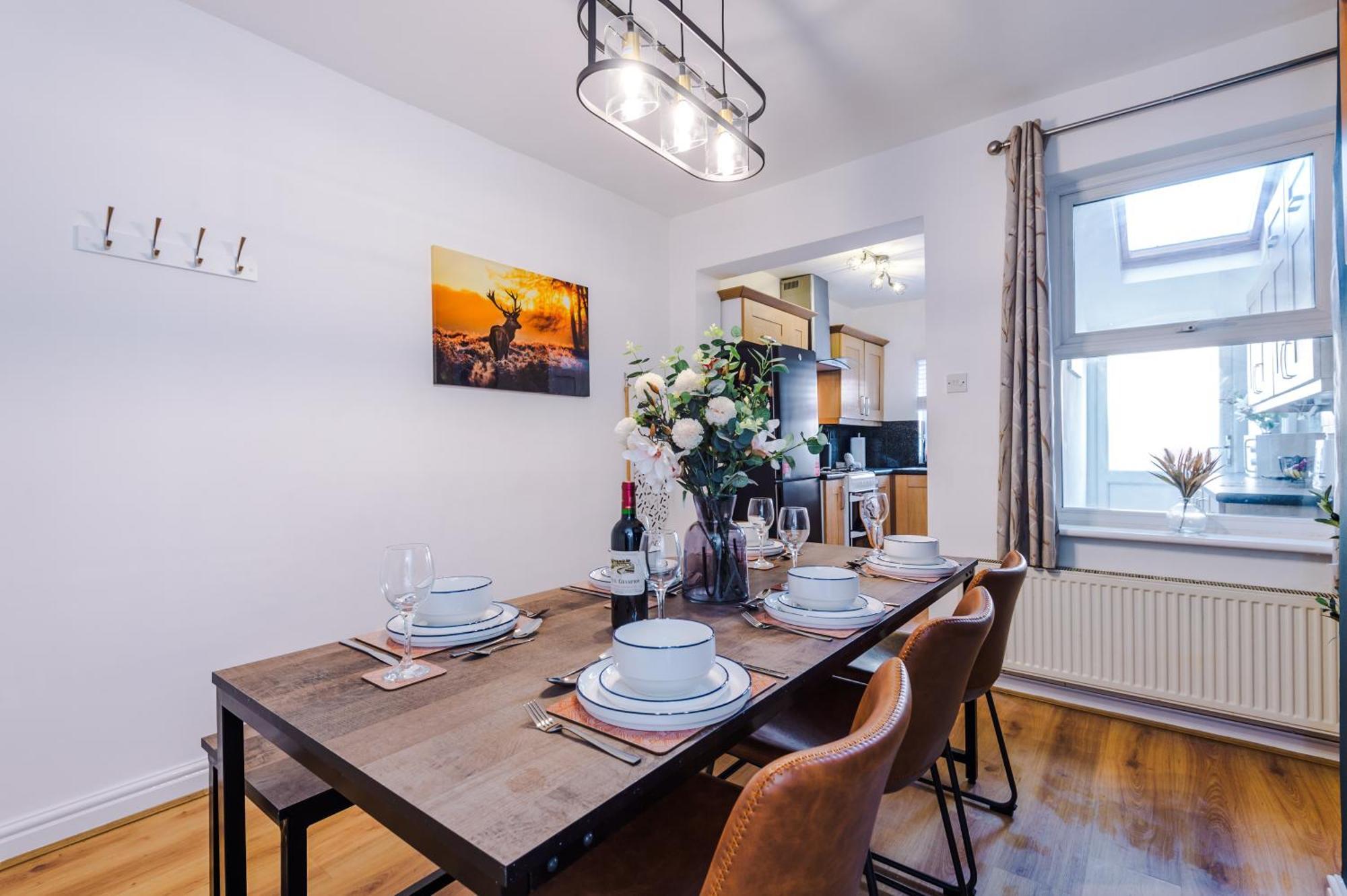 New! Spacious 2-Bed Home In Chester City-Centre By 53 Degrees Property, Ideal For Couples & Small Groups, Great Location - Sleeps 5 Екстериор снимка